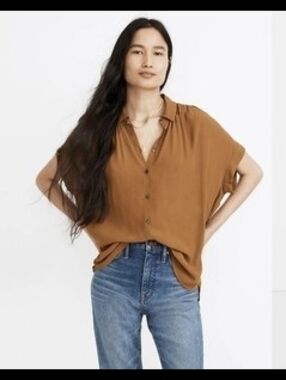 Madewell Central Drapey shirt is a mustard yellow, short-sleeve button-down Xs